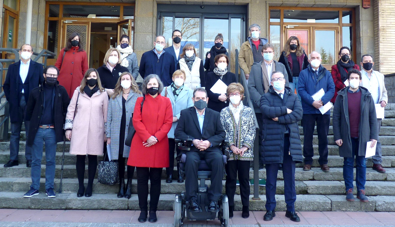 Presentados 25 proyectos de investigación de profesores y estudiantes de UNED Pamplona 