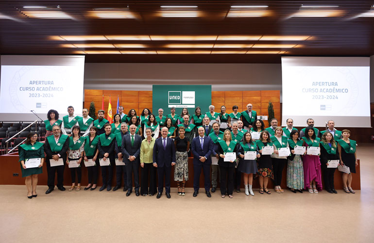 Fotografías de la entrega de diplomas a las personas que han finalizado sus titulaciones